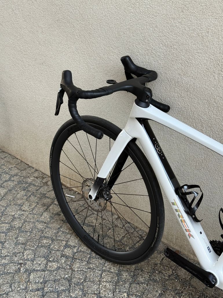 Used Trek Madone SL 6 Gen 8 2025 2025 Road & Gravel, White — image 3 of 26