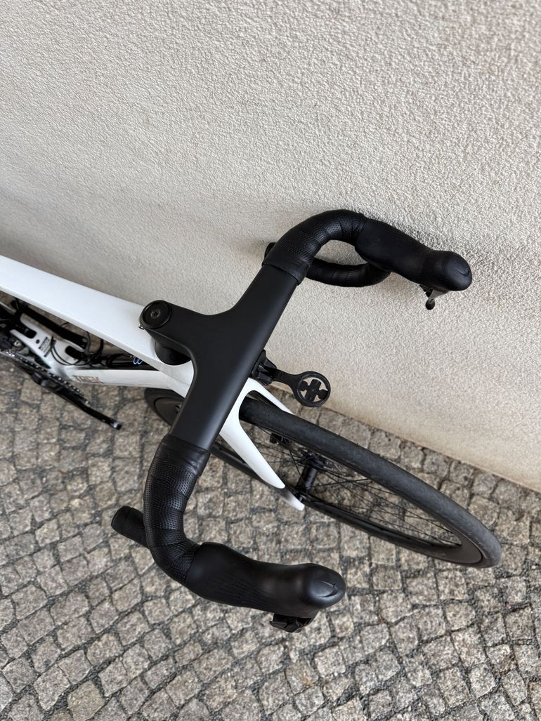 Used Trek Madone SL 6 Gen 8 2025 2025 Road & Gravel, White — image 13 of 26