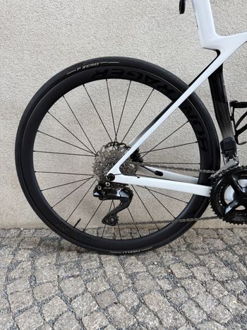 Used Trek Madone SL 6 Gen 8 2025 2025 Road & Gravel, White — image 9 of 26