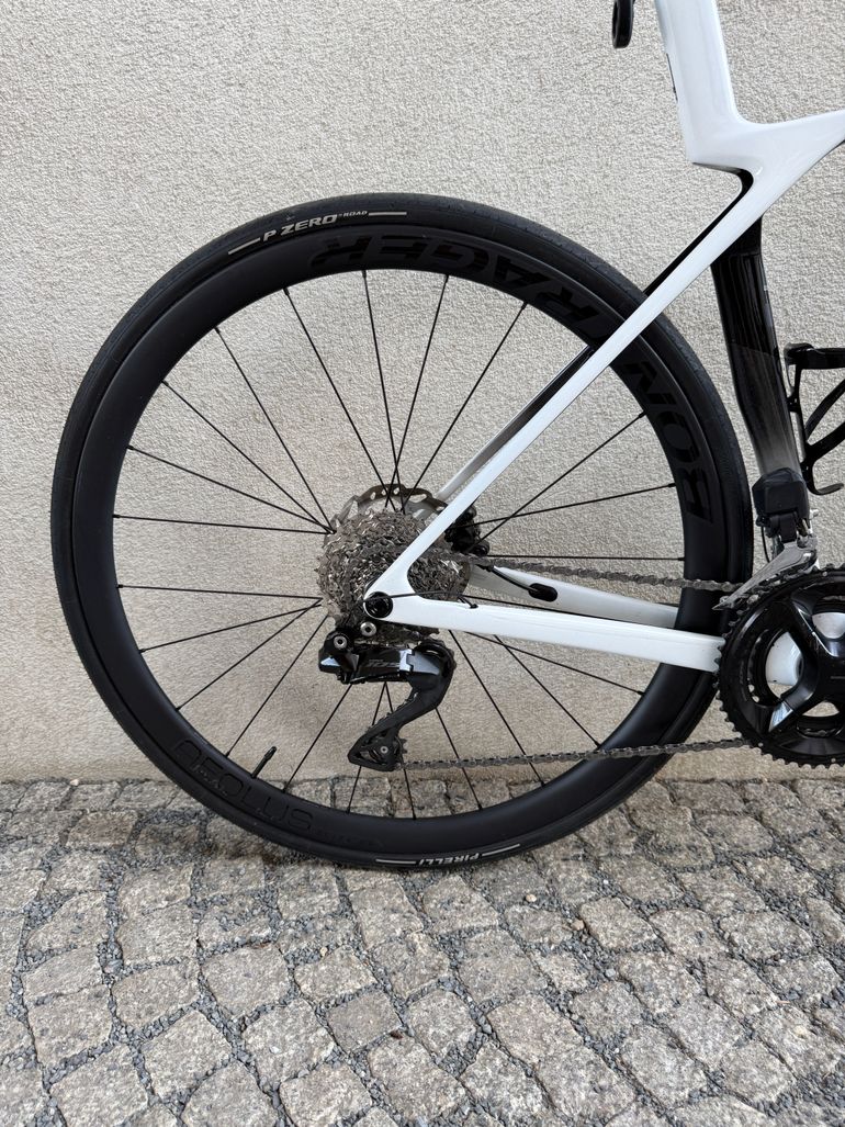 Used Trek Madone SL 6 Gen 8 2025 2025 Road & Gravel, White — image 9 of 26