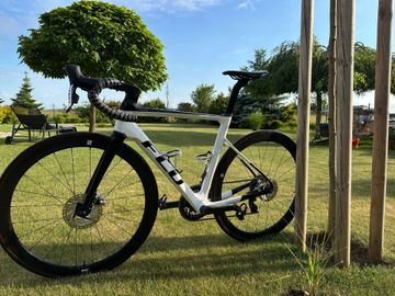 Używany Flu Custom SRAM Red eTap AXS 2025 Road & Gravel — zdjęcie 2 z 5