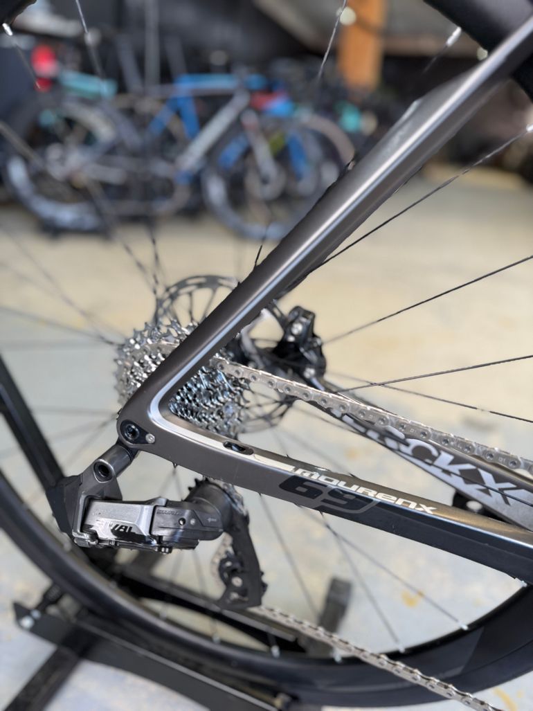 Used Eddy Merckx Mourenx 69 AXS Carbon 2021 Road & Gravel, Light Gray — image 8 of 17
