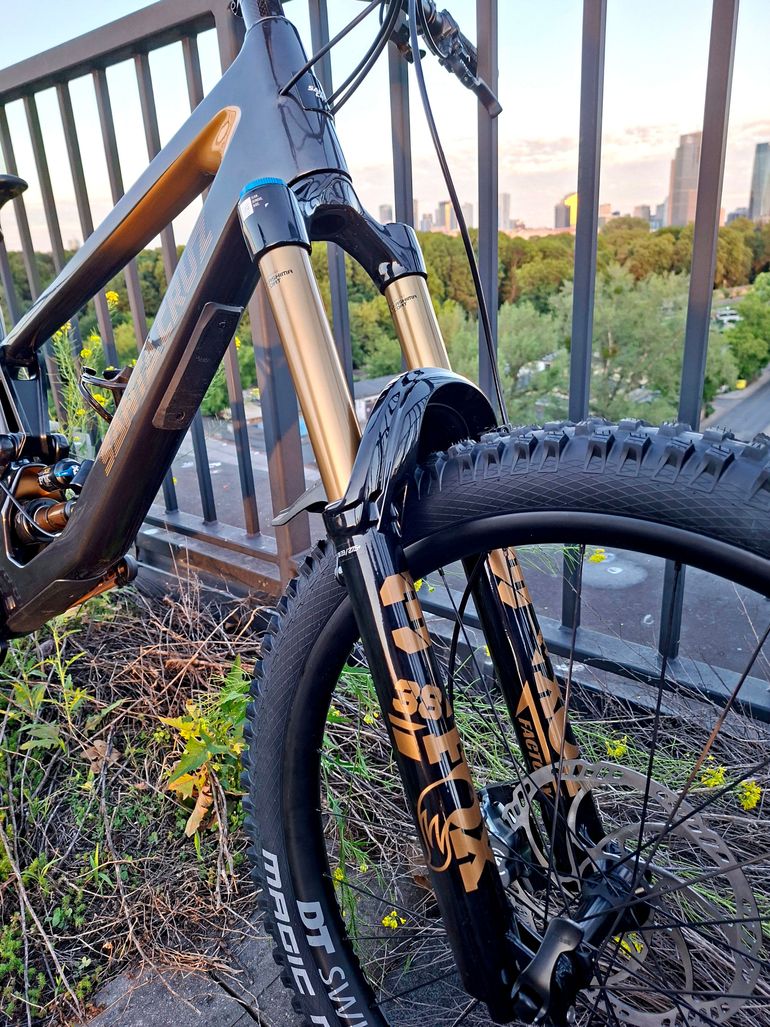 Käytetty Santa Cruz NOMAD XT / Air / Carbon C / 27.5 2022 2022 Mountainbike — kuva 10 / 11