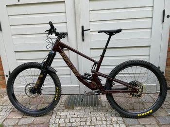 Used Santa Cruz NOMAD S / Carbon C / 27.5 2022 2022 Mountainbike, Red, 27.5 — image 2 of 10