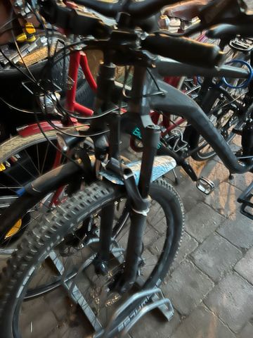 Used Giant Stance 2021 2021 Mountainbike, Black, 27.5 — image 2 of 10