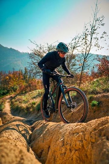 Used Sants Custom Shimano CUES 2025 Mountainbike, Light Gray — image 3 of 4