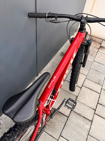 Used Trek Marlon 8 Gen 3 2023 2023 Mountainbike, Red — image 2 of 4