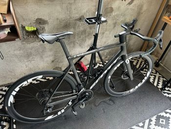 Used Scott Addict RC 30 2024 2024 Road & Gravel, Black — image 2 of 3