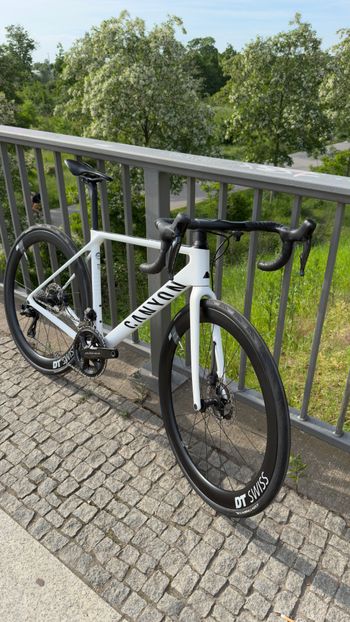Used Canyon Ultimate CF SLX 9 Disc Di2 2022 2022 Road & Gravel, White — image 2 of 9
