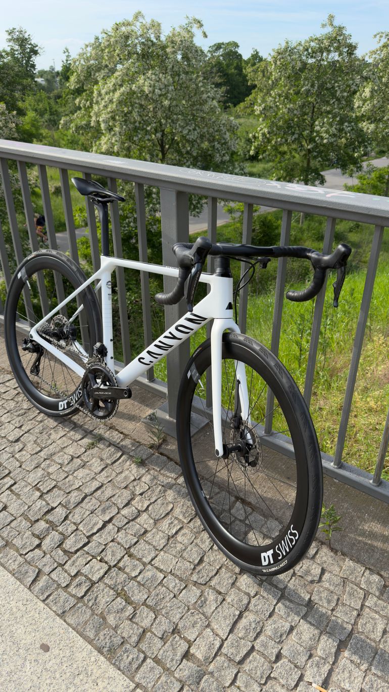 Used Canyon Ultimate CF SLX 9 Disc Di2 2022 2022 Road & Gravel, White — image 2 of 9