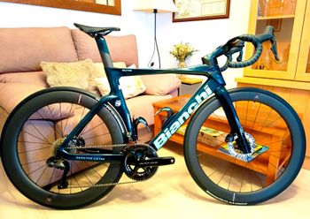 BIANCHI OLTRE RC REPARTO CORSE EDICIÓN LIMITADA 140 TH ANIVERSARIO CUADRO 001 EXCLUSIVO TOPE GAMA ZIPP Custom Shimano Ultegra Di2 2026 Road & Gravel d'occasion — image 2 sur 26