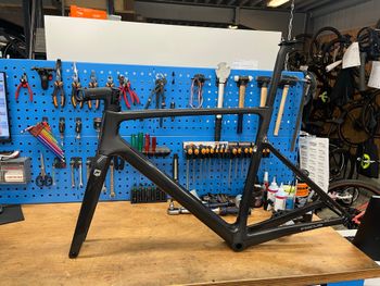 Used Focus IZALCO MAX 9.9 2024 Frameset 2024 Road & Gravel, Black — image 1 of 8