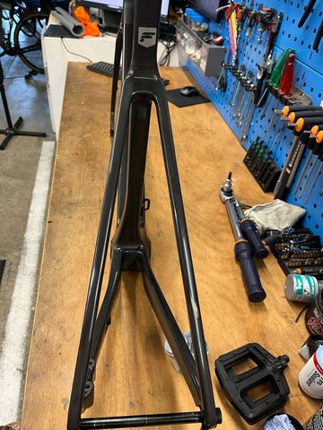 Używany Focus IZALCO MAX 9.9 2024 Frameset 2024 Road & Gravel — zdjęcie 5 z 9