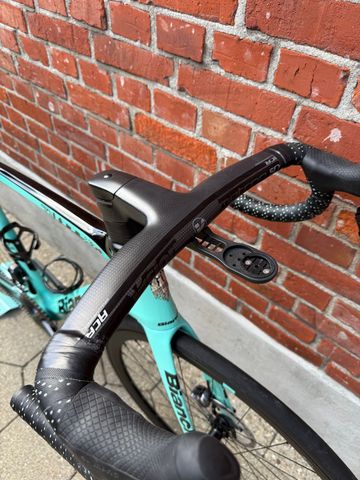Used Bianchi Oltre Shimano Ultegra Di2 2022 Road & Gravel, Green — image 6 of 15