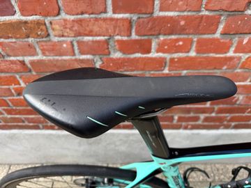 Used Bianchi Oltre Shimano Ultegra Di2 2022 Road & Gravel, Green — image 9 of 15
