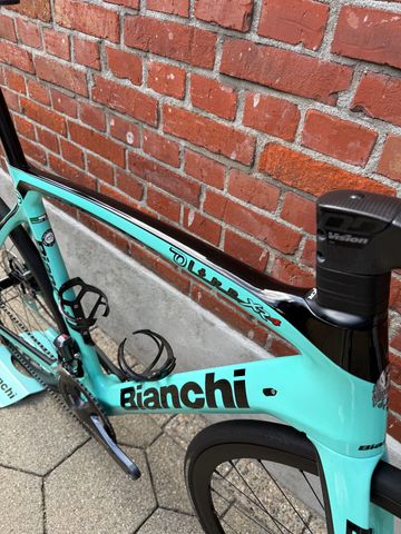 Used Bianchi Oltre Shimano Ultegra Di2 2022 Road & Gravel, Green — image 8 of 15
