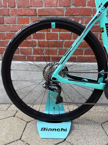 Used Bianchi Oltre Shimano Ultegra Di2 2022 Road & Gravel, Green — image 2 of 15
