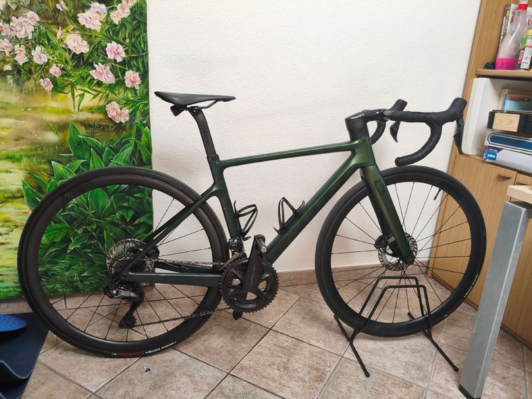 Used Scott Addict RC 15 2022 2022 Road & Gravel, Green — image 1 of 8