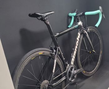 Used Bianchi Aria Disc Ultegra 2018 2018 Road & Gravel, Black — image 3 of 6