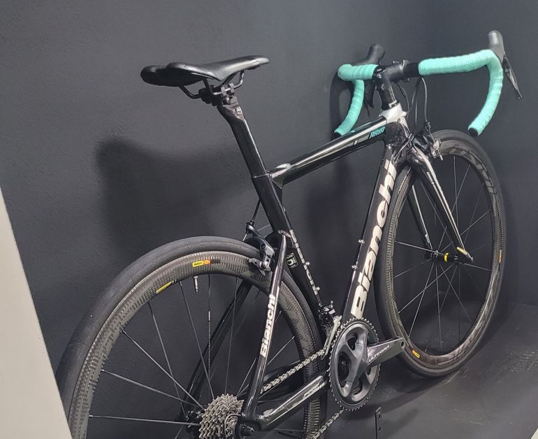 Used Bianchi Aria Disc Ultegra 2018 2018 Road & Gravel, Black — image 3 of 6