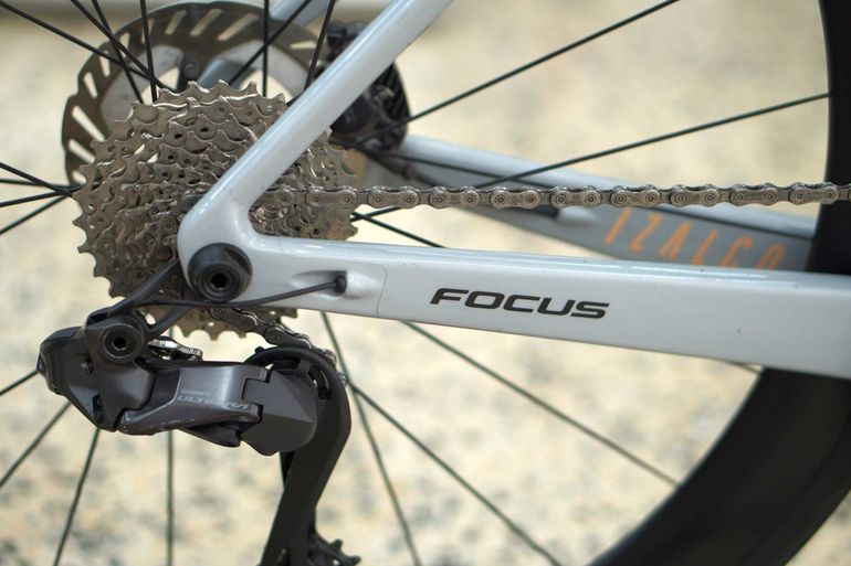 Focus Izalco Shimano Ultegra Di2 2025 Road & Gravel de segunda mano, Blanco — imagen 7 de 8