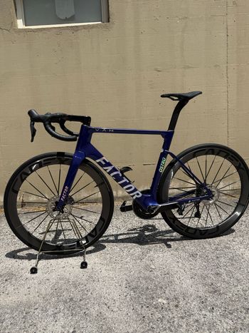Factor OSTRO VAM Shimano Ultegra Di2 8170 2023 2023 Road & Gravel usato, Blu — immagine 2 di 6