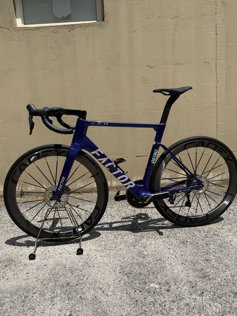 Factor OSTRO VAM Shimano Ultegra Di2 8170 2023 2023 Road & Gravel usato, Blu — immagine 2 di 6