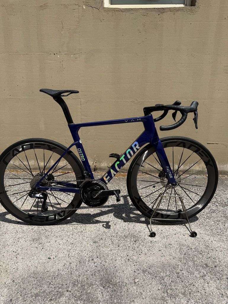 Factor OSTRO VAM Shimano Ultegra Di2 8170 2023 2023 Road & Gravel usato, Blu — immagine 1 di 6