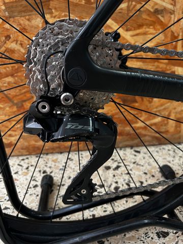 Canyon Endurace CF 7 Di2 2024 2024 Road & Gravel usato, Nero — immagine 12 di 13