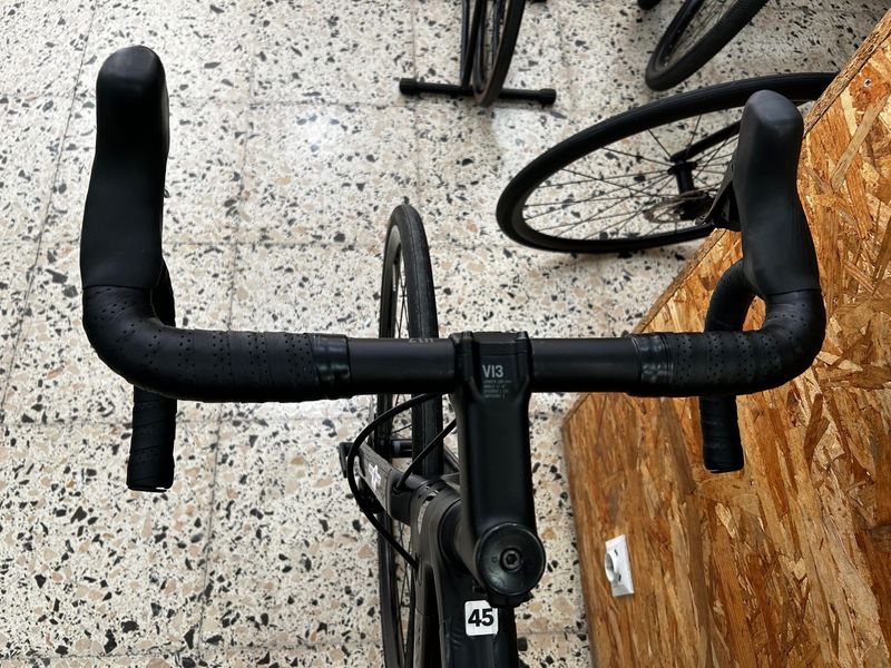 Canyon Endurace CF 7 Di2 2024 2024 Road & Gravel usato, Nero — immagine 3 di 13