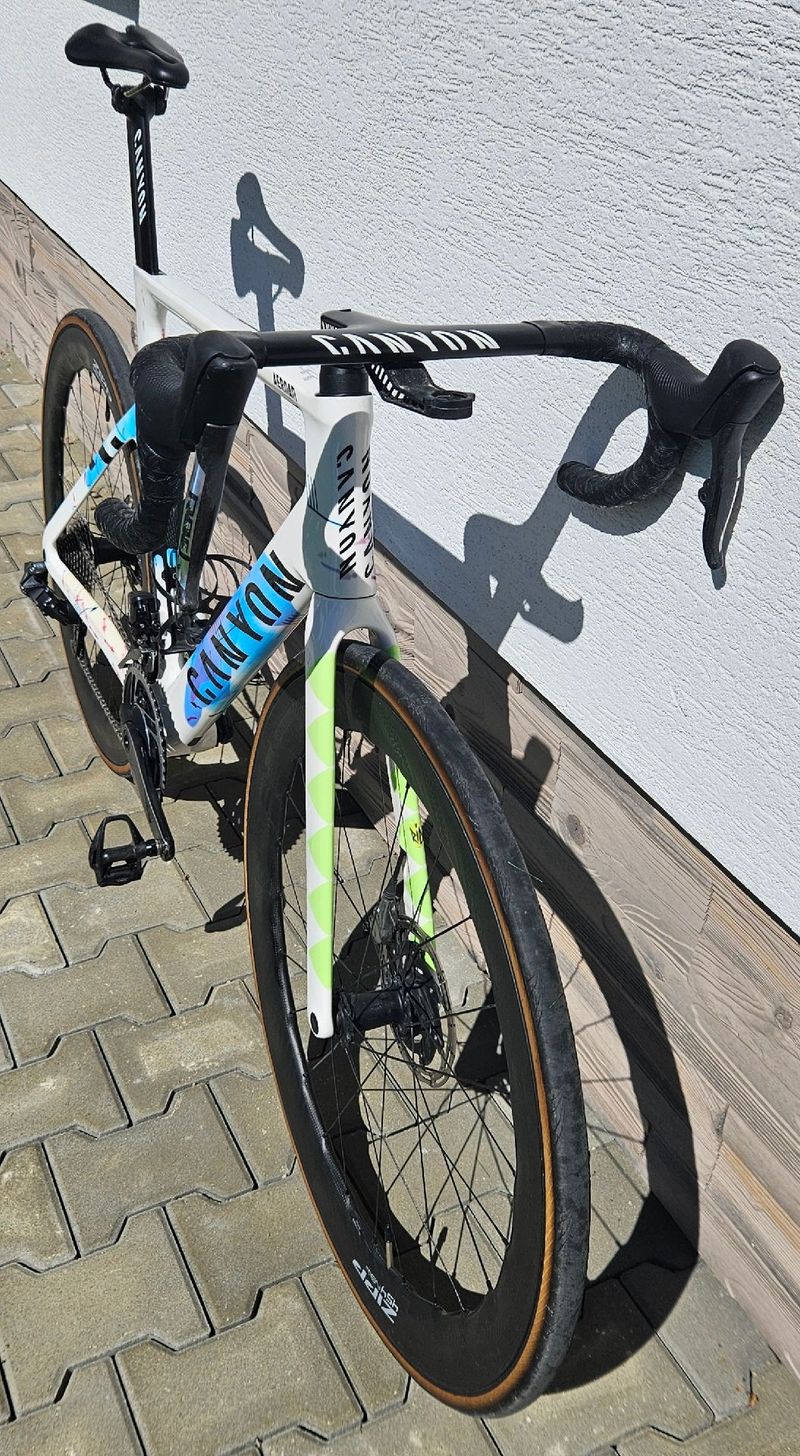 Used Canyon Aeroad CFR eTap 2024 2024 Road & Gravel, White — image 4 of 14