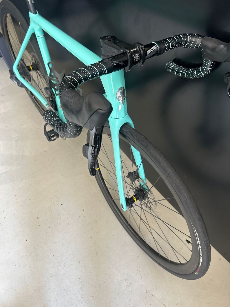 Używany Bianchi Specialissima - Red eTap AXS 2022 2022 Road & Gravel — zdjęcie 4 z 11