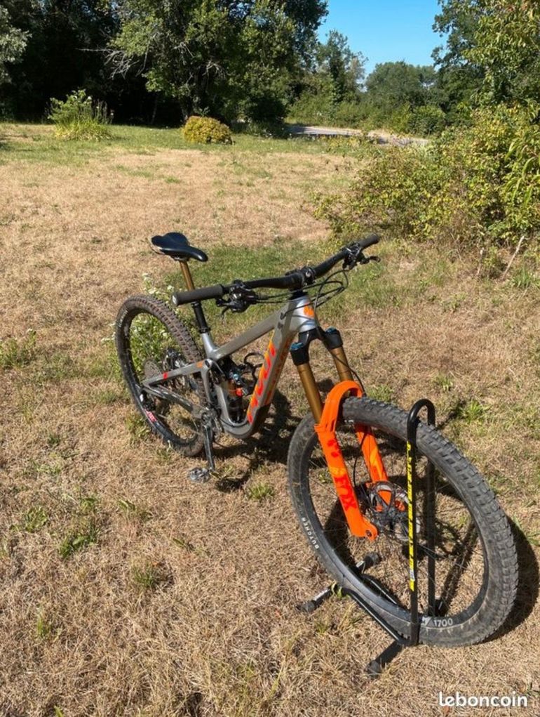 Used Pivot FIREBIRD Team XTR w/ Carbon Wheels 2023 2023 Mountainbike, Light Gray, 29 — image 7 of 12