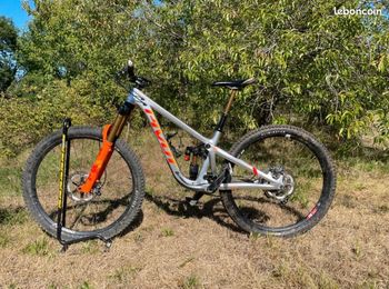 Used Pivot FIREBIRD Team XTR w/ Carbon Wheels 2023 2023 Mountainbike, Light Gray, 29 — image 10 of 12