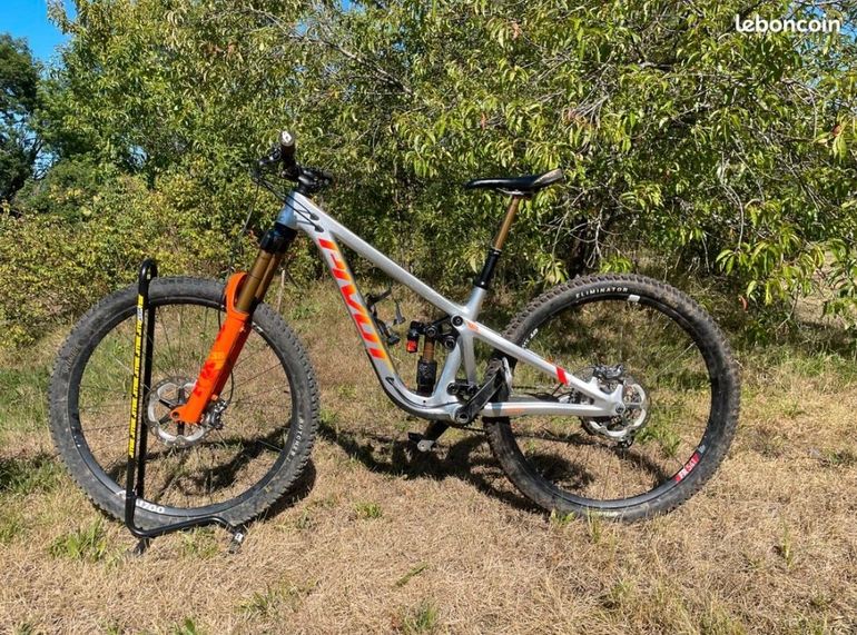 Used Pivot FIREBIRD Team XTR w/ Carbon Wheels 2023 2023 Mountainbike, Light Gray, 29 — image 10 of 12