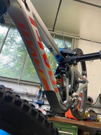 Used Pivot FIREBIRD Team XTR w/ Carbon Wheels 2023 2023 Mountainbike, Light Gray, 29 — image 12 of 12