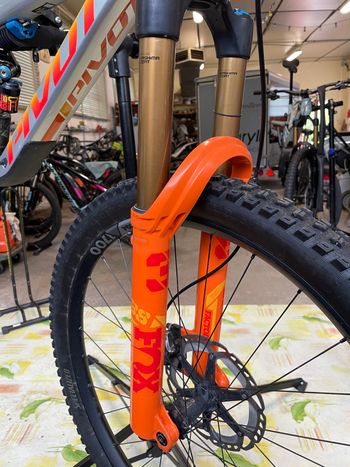 Used Pivot FIREBIRD Team XTR w/ Carbon Wheels 2023 2023 Mountainbike, Light Gray, 29 — image 2 of 12