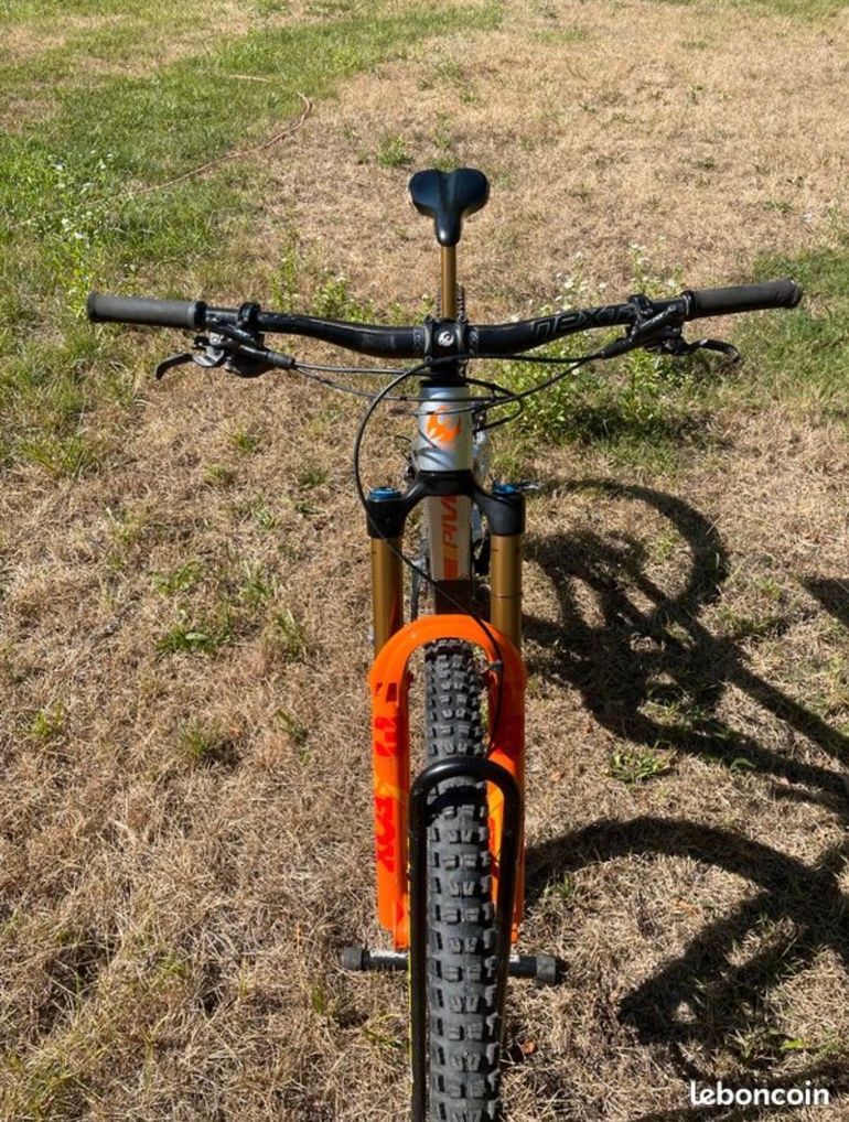 Used Pivot FIREBIRD Team XTR w/ Carbon Wheels 2023 2023 Mountainbike, Light Gray, 29 — image 6 of 12