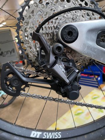 Used Pivot FIREBIRD Team XTR w/ Carbon Wheels 2023 2023 Mountainbike, Light Gray, 29 — image 8 of 12
