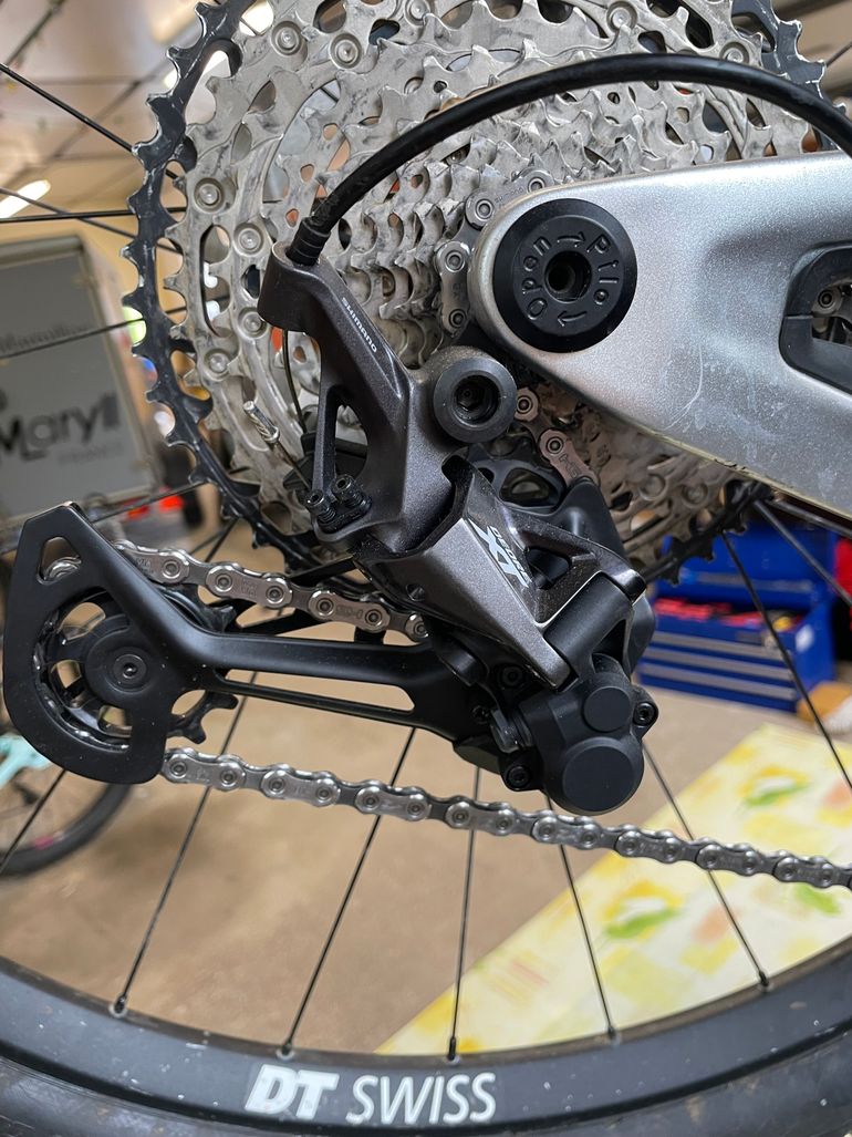 Used Pivot FIREBIRD Team XTR w/ Carbon Wheels 2023 2023 Mountainbike, Light Gray, 29 — image 8 of 12