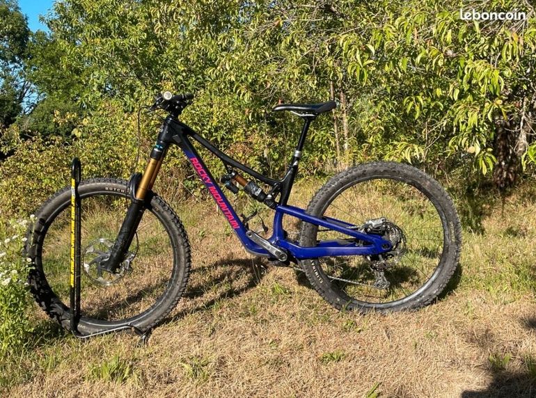 Used Rocky Mountain Altitude Carbon 90 Rally Edition 2021 2021 Mountainbike, Blue, 27.5, 29 — image 2 of 12