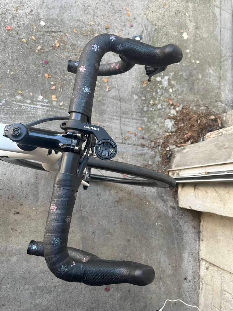 Used Specialized Tarmac SL6 Disc Comp - Ultegra Di2 2020 2020 Road & Gravel, White — image 3 of 5