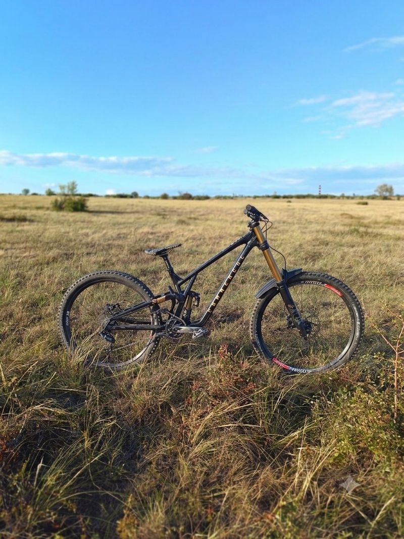 Použité Commencal SUPREME DH V5 SIGNATURE LTD MOTO STYLE 2024 2024 MTB