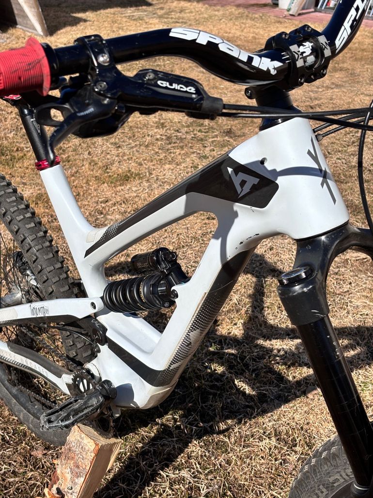 Used YT Industries Capra 27 CF Pro 2018 2018 Mountainbike, White, 27.5 — image 7 of 10