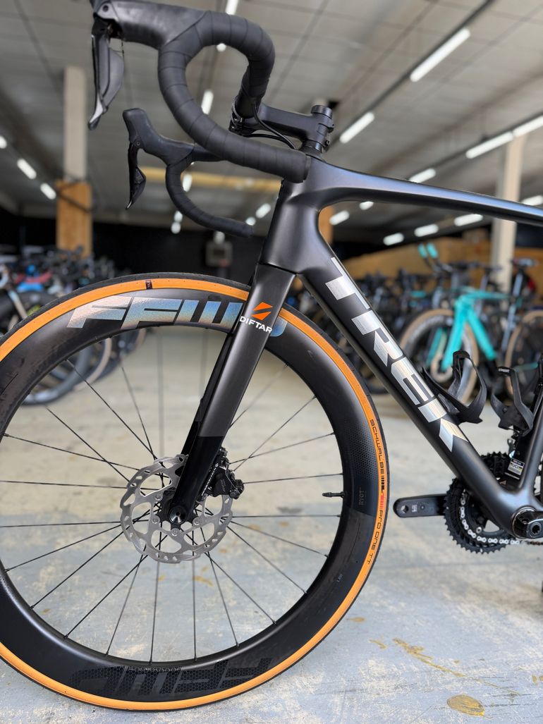 Used Trek Madone SL 6 Gen 8 2025 2025 Road & Gravel, Black — image 15 of 22