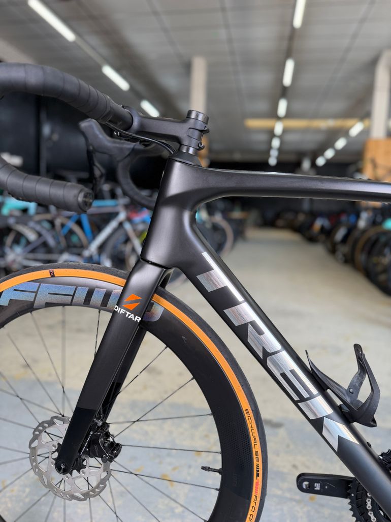 Used Trek Madone SL 6 Gen 8 2025 2025 Road & Gravel, Black — image 17 of 22