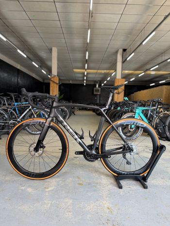 Used Trek Madone SL 6 Gen 8 2025 2025 Road & Gravel, Black — image 14 of 22