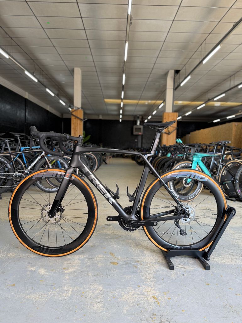 Used Trek Madone SL 6 Gen 8 2025 2025 Road & Gravel, Black — image 14 of 22