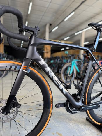 Used Trek Madone SL 6 Gen 8 2025 2025 Road & Gravel, Black — image 16 of 22