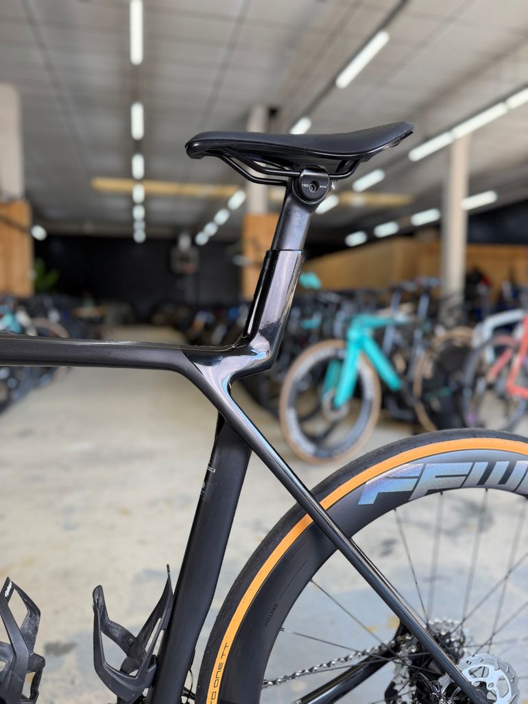 Used Trek Madone SL 6 Gen 8 2025 2025 Road & Gravel, Black — image 18 of 22